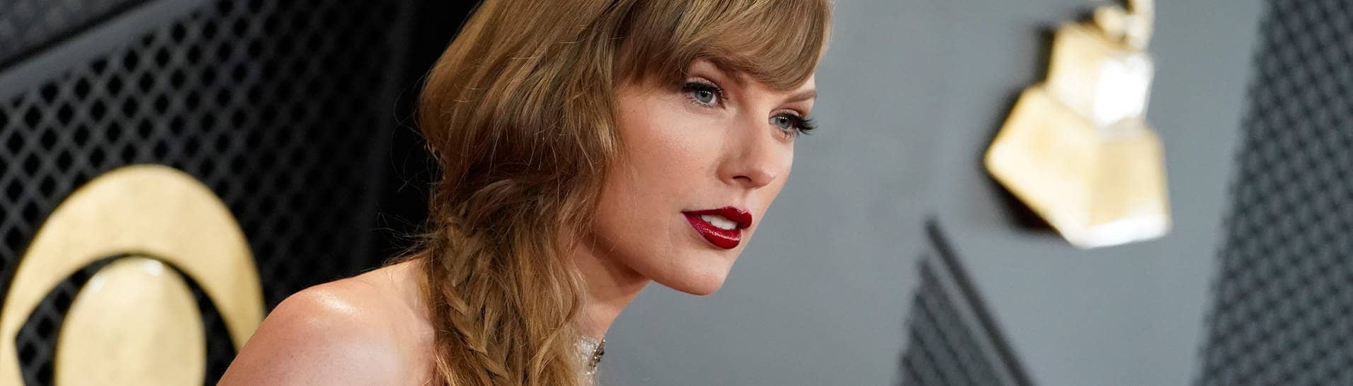 Taylor Swift posiert bei den Grammys