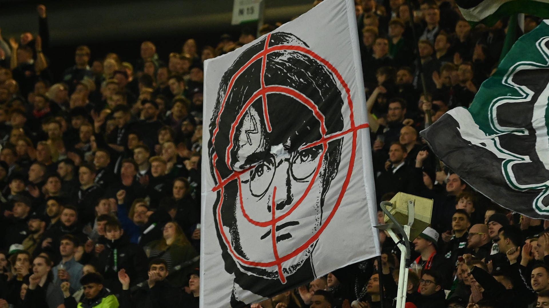 Harry Potters Kopf im Fadenkreuz ist auf einem Protestplakat zu sehen