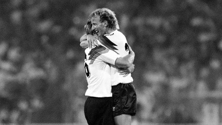 Andreas Brehme mit Paul Steiner beim WM Finale 1990 gegen Argentinien