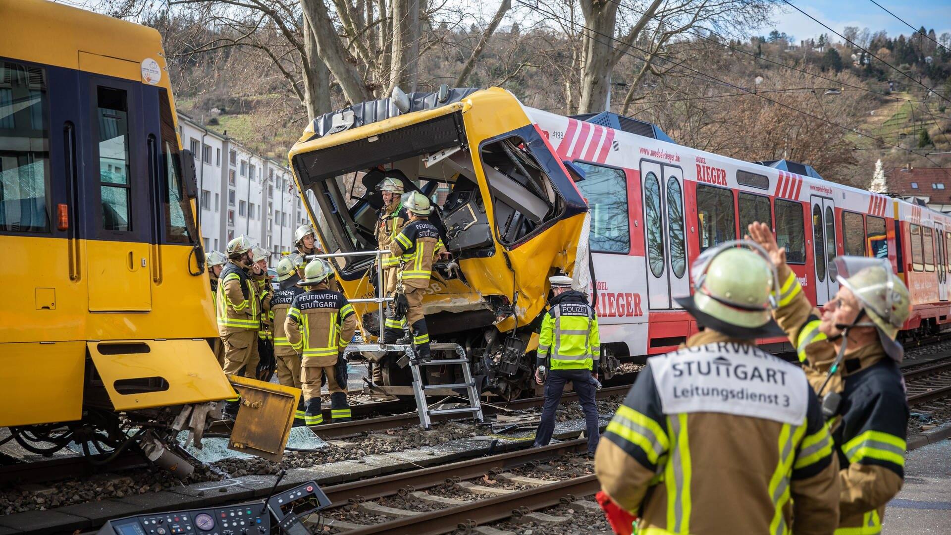 Einsatzkräfte der Feuerwehr arbeiten nach einem Unfall an zwei zerstörten Stadtbahnen in Stuttgart-Wangen. (Foto: dpa Bildfunk, picture alliance/dpa | Christoph Schmidt)