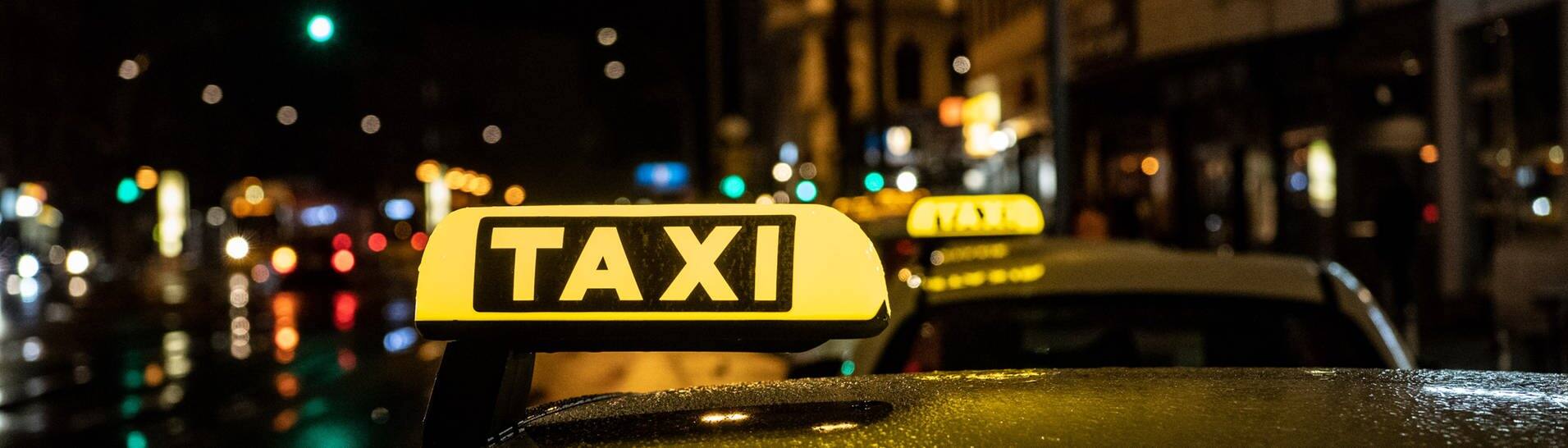 Taxis fahren bei Nacht durch Berlin