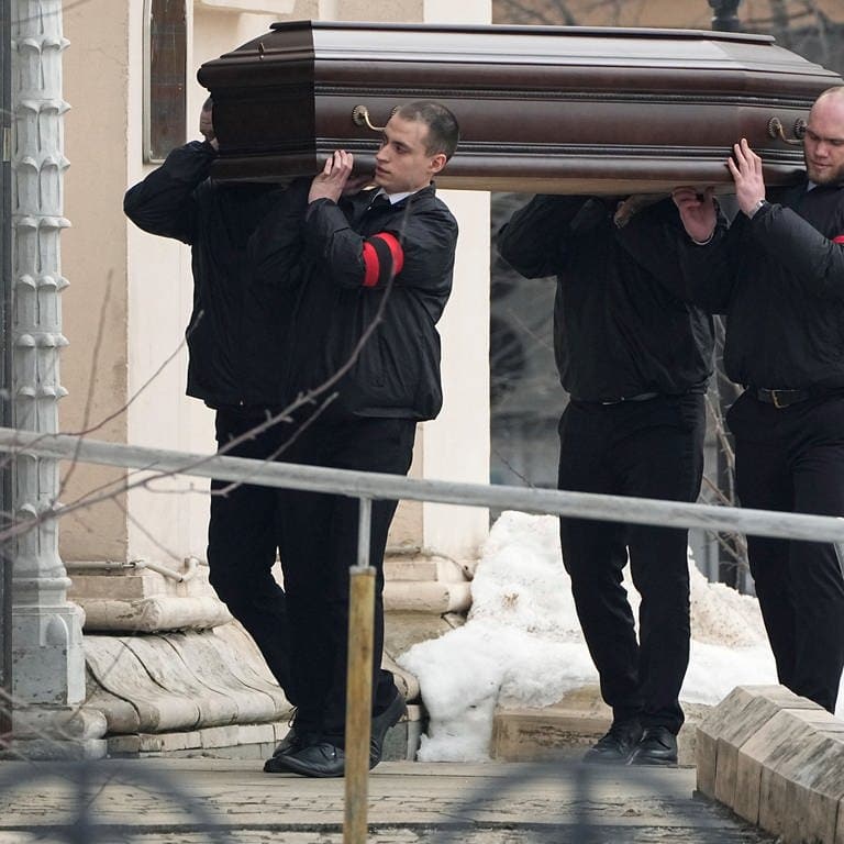 Träger bringen den Sarg mit Nawalnys Leiche zur Trauerfeier.