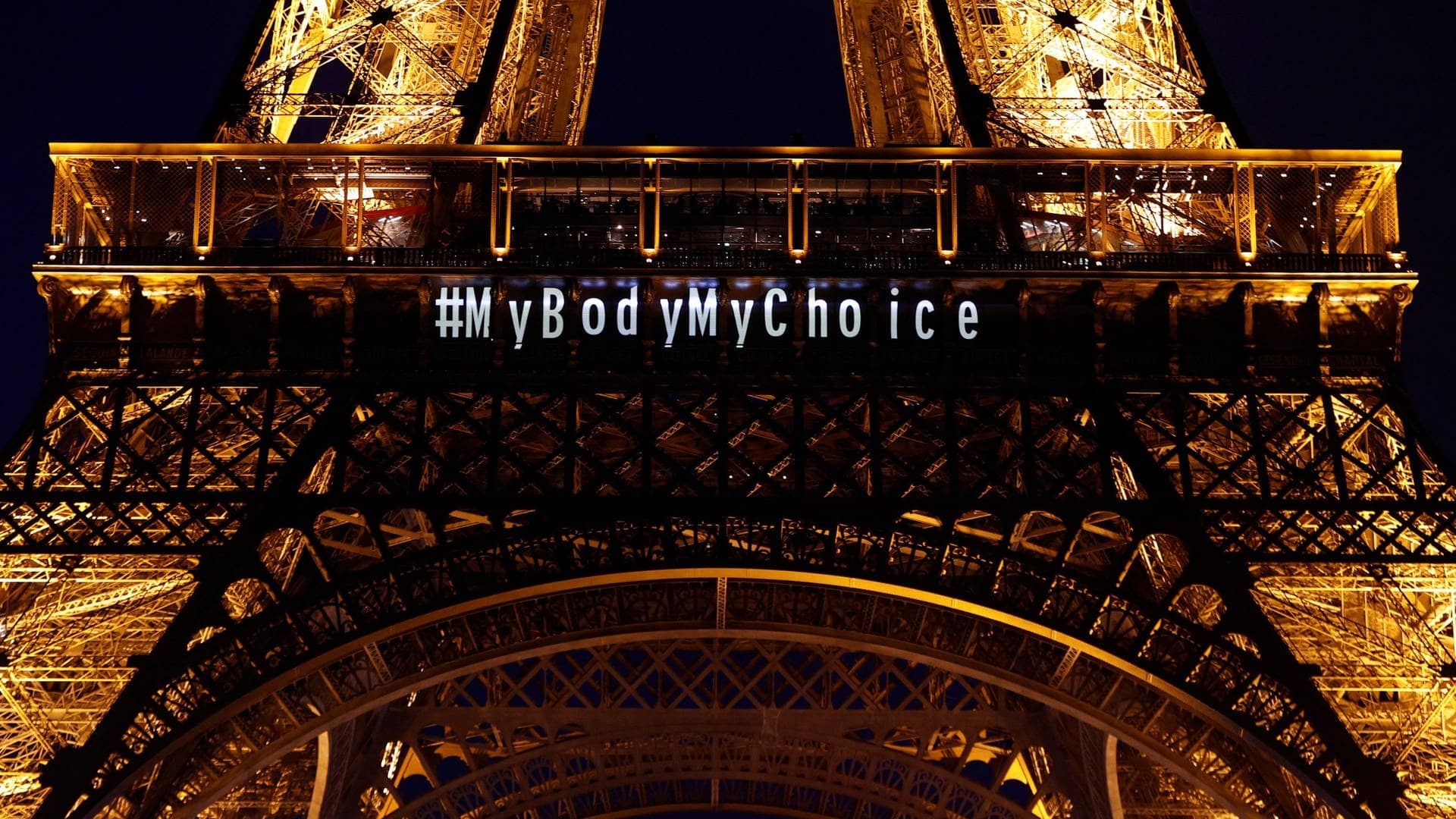 Auf dem Pariser Eiffelturm steht: #MyBodyMyChoice - eine Reaktion auf die Entscheidung, dass das Recht auf Abtreibung in der Verfassung von Frankreich verankert wird