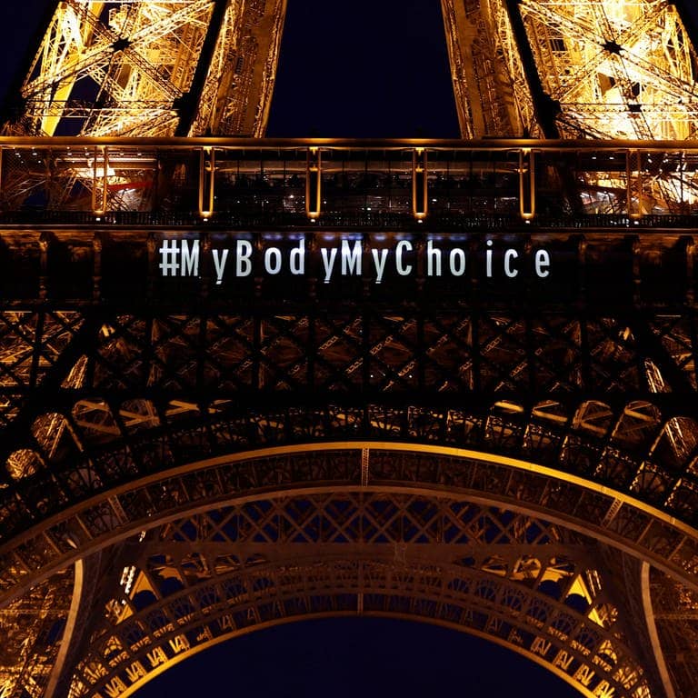 Auf dem Pariser Eiffelturm steht: #MyBodyMyChoice - eine Reaktion auf die Entscheidung, dass das Recht auf Abtreibung in der Verfassung von Frankreich verankert wird (Foto: Reuters, REUTERS/Abdul Saboor)