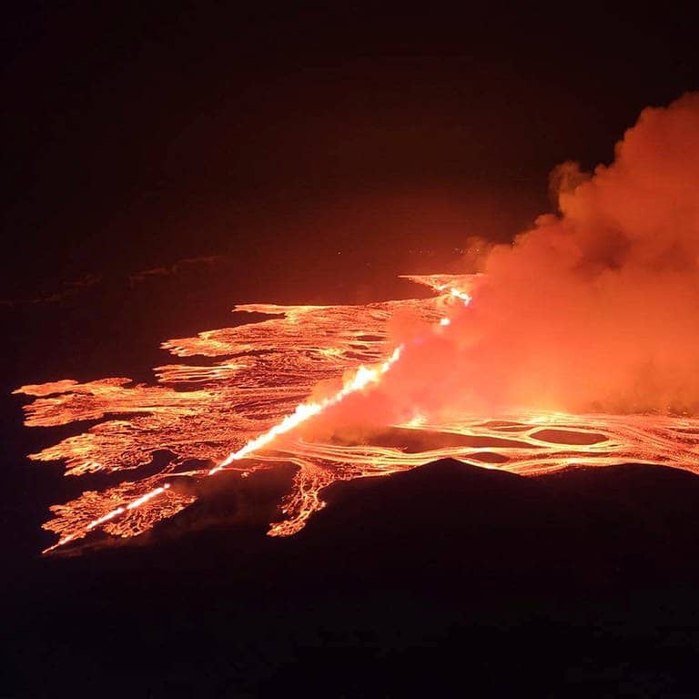 Lava schießt aus einer Spalte auf Island