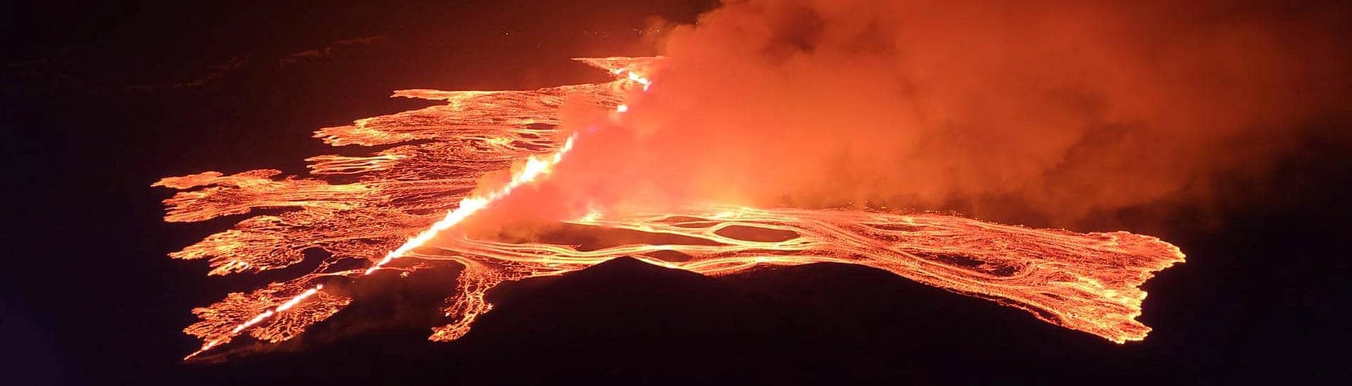 Lava schießt aus einer Spalte auf Island