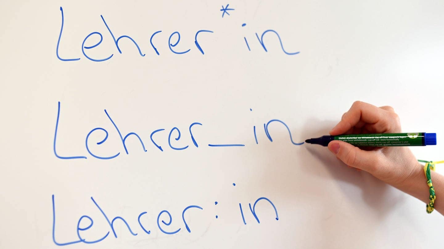 An einem Whiteboard steht das Wort Lehrer in verschiedenen Gender-Schreibweisen. (Foto: dpa Bildfunk, picture alliance/dpa | Bernd Weißbrod)