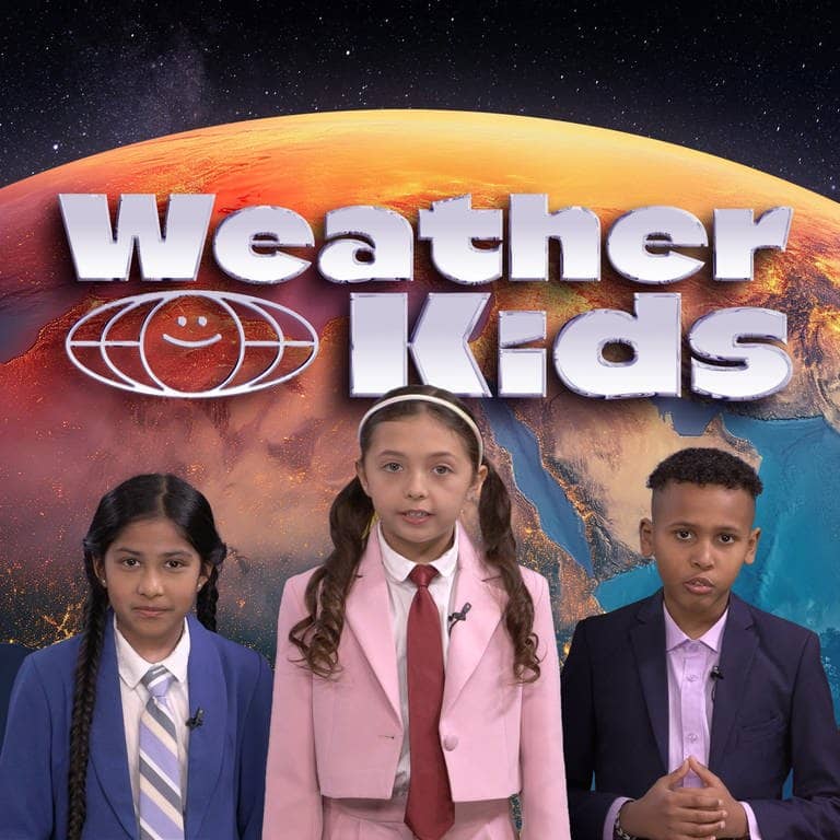 Fünf Kinder in Anzügen vor einem stilisierten Globus, darüber der Schriftzug "Weather Kids"