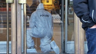 Ein Mitarbeiter der Spurensicherung der Polizei ist an der Universität in Mannheim im Einsatz. 