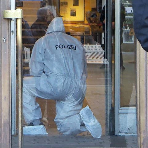 Ein Mitarbeiter der Spurensicherung der Polizei ist an der Universität in Mannheim im Einsatz.  (Foto: dpa Bildfunk, picture alliance/dpa | René Priebe)