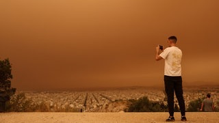 Der Blick über die griechische Hauptstadt wirkt wie ein Blick auf einen fremden Planeten. (Foto: Reuters) Der Blick über die griechische Hauptstadt wirkt wie ein Blick auf einen fremden Planeten.