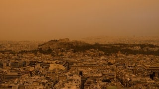 Der antike Akropolis-Hügel und die Stadt Athen vom Lykabettus-Hügel aus gesehen. (Foto: dpa Bildfunk, picture alliance/dpa/AP | Petros Giannakouris) Der antike Akropolis-Hügel und die Stadt Athen vom Lykabettus-Hügel aus gesehen.