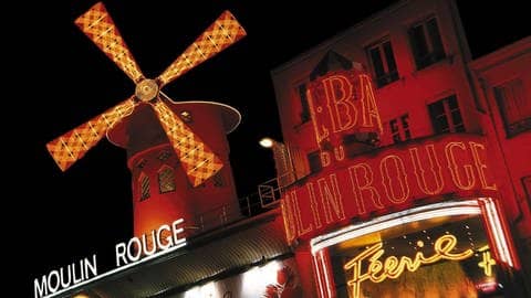 Das international bekannte Varieté 'Moulin Rouge' im Pariser Stadtteil Montmatre.