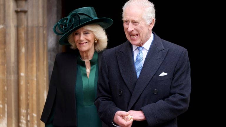Symbolbild: König Charles III. und Königin Camilla verlassen die St. George's Chapel in Schloss Windsor. (Foto: dpa Bildfunk, picture alliance/dpa/AP | Hollie Adams)