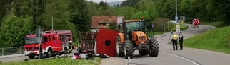 Rettungskräfte stehen nach einem Unfall neben einem einem umgestürzten Maiwagen. Bei dem Unfall mit einem Maiwagen-Anhänger sind im südbadischen Kandern rund dreißig Menschen verletzt worden. Zehn Menschen hätten schwere Verletzungen erlitten, teilte die Polizei am Mittwoch mit.