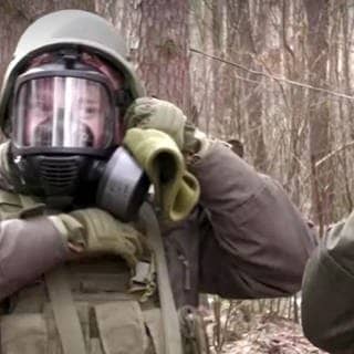 Ukrainische Soldaten bereiten sich bei einer Übung auf einen Angriff mit chemischen Kampfstoffen vor. (Foto: Reuters)
