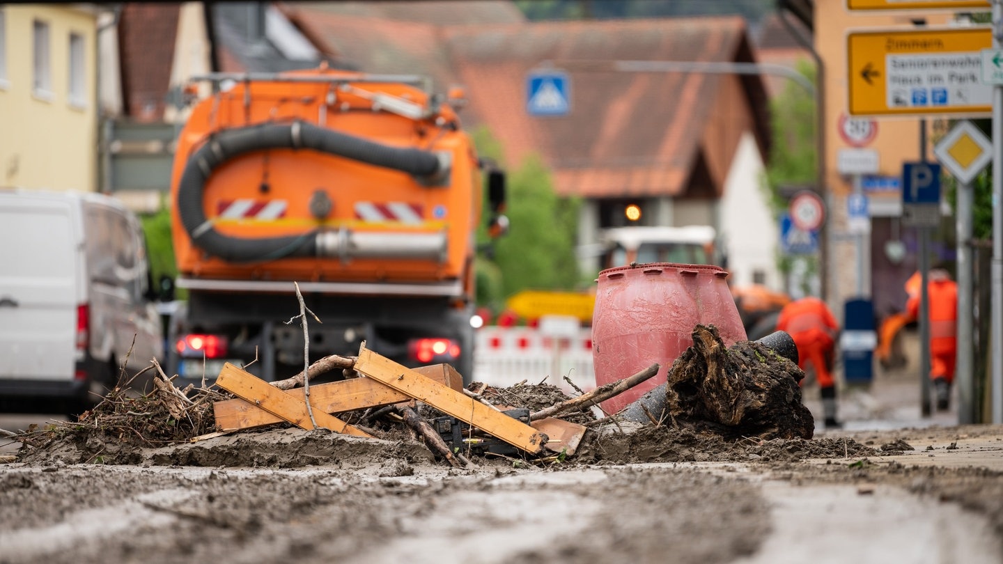 Nach dem Unwetter am Donnerstagabend in Bisingen (Zollernalbkreis) liegen noch immer Äste und Schlamm auf den Straßen. Die Aufräumarbeiten dauern an. (Foto: dpa Bildfunk, picture alliance/dpa | Silas Stein)