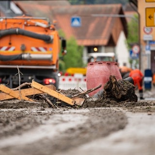 Nach dem Unwetter am Donnerstagabend in Bisingen (Zollernalbkreis) liegen noch immer Äste und Schlamm auf den Straßen. Die Aufräumarbeiten dauern an. (Foto: dpa Bildfunk, picture alliance/dpa | Silas Stein)