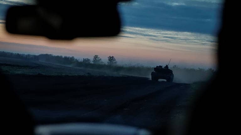 Ukrainische Soldaten fahren in der Nähe der Frontlinie in Donezk zu ihrer Stellung. (Foto: Reuters)