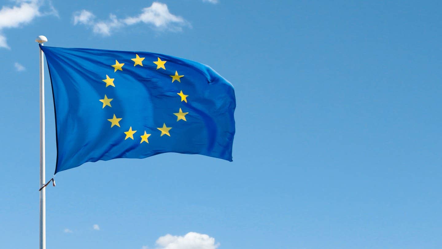 Eine euopäische Flagge weht vor hellblauem Himmel im Wind und symbolisiert die Europawahl 2024 (Foto: Adobe Stock, Kat Ka)