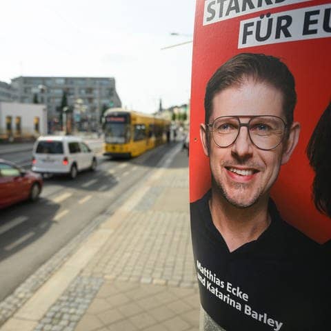 Ein Wahlplakat des SPD-Europabgeordneten, Matthias Ecke, der angegriffen wurde. Im Hintergrund sind Autos und eine Straßenbahn.