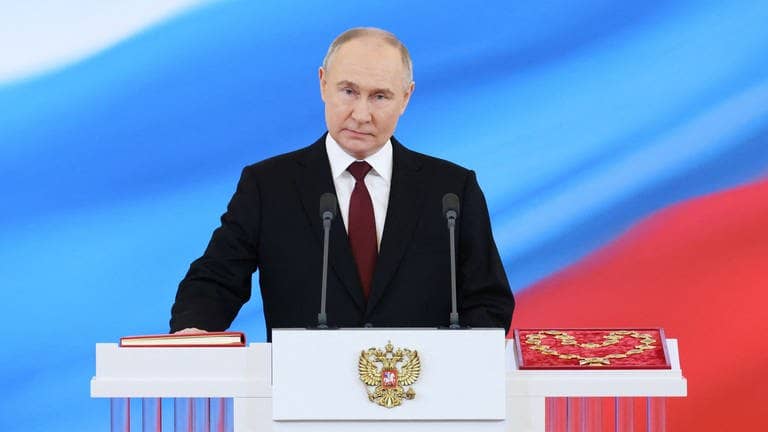 Russlands Präsident Wladimir Putin legt seine rechte Hand auf die Verfassung beim Amtseid zu seiner fünften Amtszeit