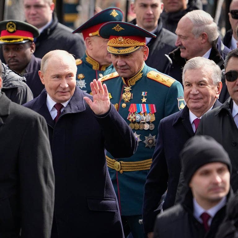 Der russische Präsident Wladimir Putin lächelt und winkt, mit ihm laufen die Präsidenten von Usbekistan, Tadschikistan und Kirgisistan sowie der russische Verteidigungsminister