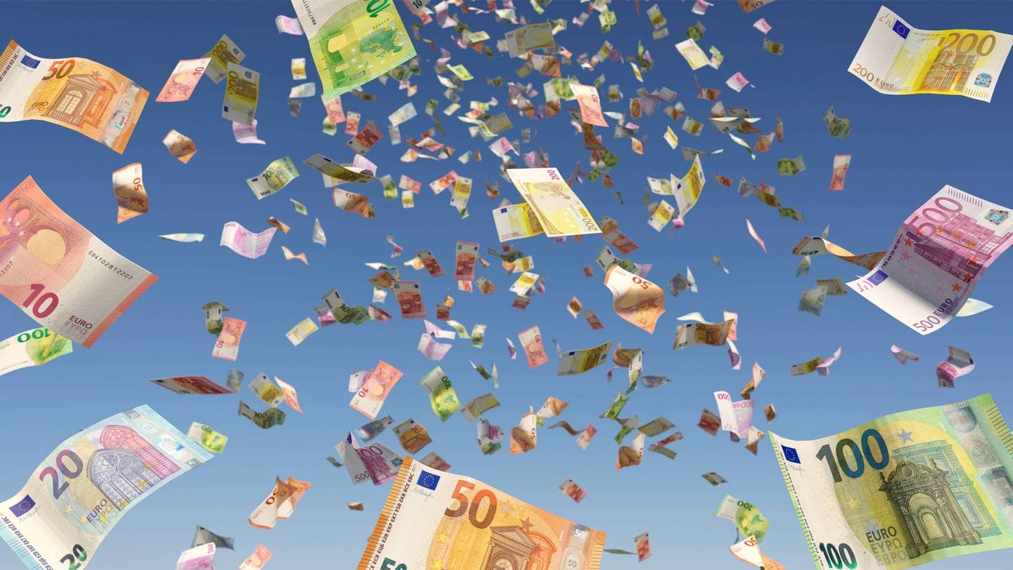 Geld regnet in Euroscheinen aus blauem Himmel. (Symbolbild) (Foto: IMAGO, IMAGO / IlluPics)