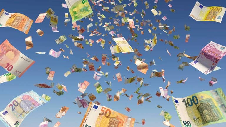 Geld regnet in Euroscheinen aus blauem Himmel. (Symbolbild)