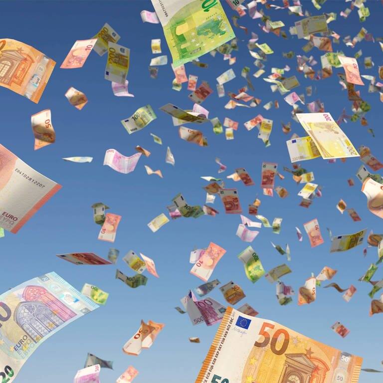 Geld regnet in Euroscheinen aus blauem Himmel. (Symbolbild)
