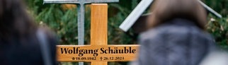 Trauergäste stehen auf dem Friedhof nach dem Trauergottesdienst für Wolfgang Schäuble.