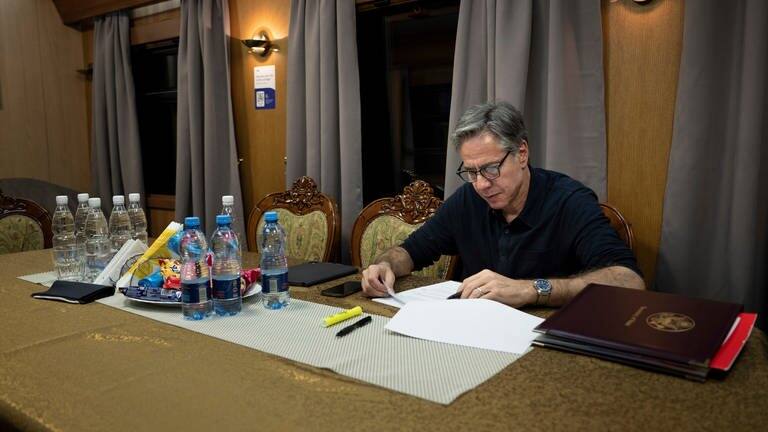 US-Außenminister Antony Blinken arbeitet im Zug nach Kiew an Dokumenten.
