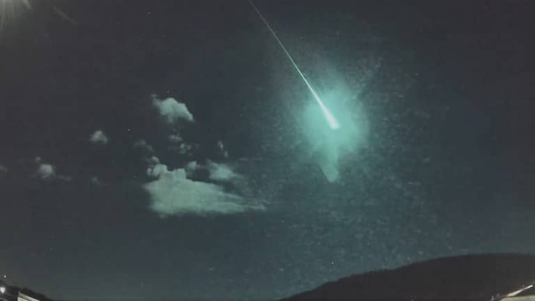 Ein blau schimmernder Meteor ist über Cáceres in Spanien zu sehen