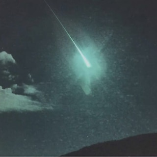 Ein blau schimmernder Meteor ist über Cáceres in Spanien zu sehen