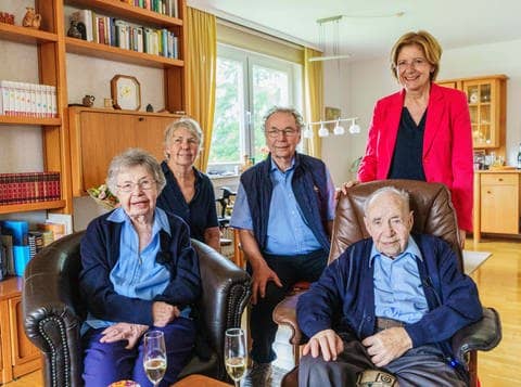 Ein Gruppenbild von Ursula und Gottfried Schmelzer, Tochter, Sohn und der rheinland-pfälzischen Ministerpräsidentin Malu Dreyer.