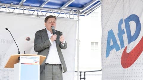 Maximilan Krah, AfD-Spitzenkandidat für die Europawahl, spricht auf einer Wahlkampfveranstaltung seiner Partei in Dresden.