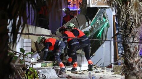 Rettungskräfte durchsuchen die Trümmer eines eingestürzten Gebäudes. Beim Einsturz eines voll besetzten Restaurants an der Playa de Palma auf Mallorca sind am Donnerstagabend mindestens vier Menschen ums Leben gekommen. 