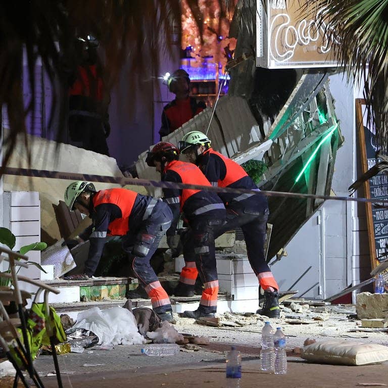 Rettungskräfte durchsuchen die Trümmer eines eingestürzten Gebäudes. Beim Einsturz eines voll besetzten Restaurants an der Playa de Palma auf Mallorca sind am Donnerstagabend mindestens vier Menschen ums Leben gekommen. 