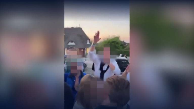 Screenshot von Handy-Video mit rassistischen Parolen auf einer Party auf Sylt