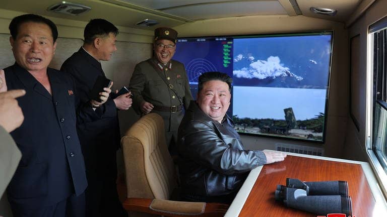 Die von der staatlichen nordkoreanischen Nachrichtenagentur KCNA am 18.05.2024 zur Verfügung gestellte Aufnahme zeigt nach Angaben von KCNA Kim Jong Un (rechts), Machthaber in Nordkorea, bei dem Testabschuss einer taktischen ballistischen Rakete an einem ungenannten Ort in Nordkorea.