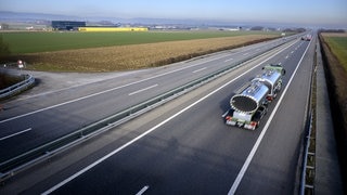 Bald eine militärische Start- und Landepiste für eineinhalb Tage: die Schweizer Autobahn A1 zwischen Avenches und Payerne. (Foto: dpa Bildfunk, picture alliance/dpa/KEYSTONE | Jean-Christophe Bott) Bald eine militärische Start- und Landepiste für eineinhalb Tage: die Schweizer Autobahn A1 zwischen Avenches und Payerne.