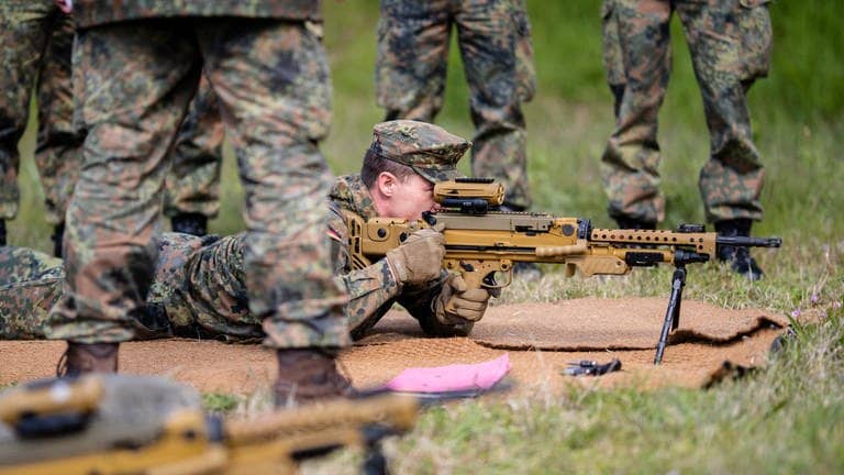 Ein Reservist der Bundeswehr liegt mit einem Gewehr im Anschlag bei der Heimatschutzübung National Guardian 2024