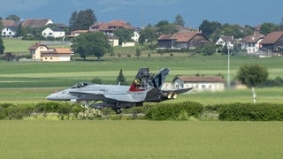 Ein Kampfjet landet auf der Autobahn A1. Die Schweiz übt für den Ernstfall. (Foto: dpa Bildfunk, picture alliance/dpa/KEYSTONE | Peter Schneider) Ein Kampfjet landet auf der Autobahn A1. Die Schweiz übt für den Ernstfall.