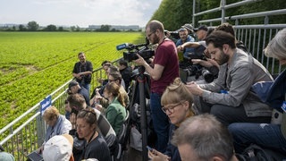 Zuschauer auf der Medientribüne bei der Militärübung mit Kampfjets der Schweiz auf der Autobahn A1. (Foto: dpa Bildfunk, picture alliance/dpa/KEYSTONE | Peter Schneider) Zuschauer auf der Medientribüne bei der Militärübung mit Kampfjets der Schweiz auf der Autobahn A1.