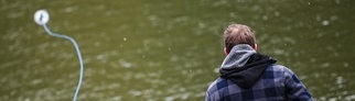 Ein junger Mann wirft seine Magnetangel in einen Fluss. In New York hat ein Paar so viel Geld gefunden.