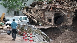 Blick auf ein durch Hochwasser zerstörtes Gebäude in Klaffenbach (Baden-Württemberg).