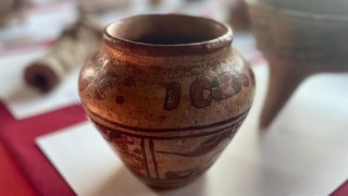 Wunderschön und wahnsinnig gut erhalten: Die bis zu 1.800 Jahre alte Maya-Vase, die die Frau aus den USA an Mexiko zurückgegeben hat. (Foto: dpa Bildfunk, picture alliance/dpa/INAH | -) Wunderschön und wahnsinnig gut erhalten: Die bis zu 1.800 Jahre alte Maya-Vase, die die Frau aus den USA an Mexiko zurückgegeben hat.