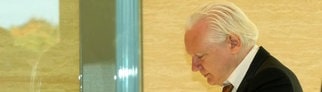 Julian Assange trifft auf Saipan im Gerichtsgebäude der USA ein. 