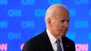 TV-Duell: US-Präsident Joe Biden verlässt während einer Werbepause die Bühne und guckt dabei irritiert.