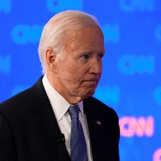 TV-Duell: US-Präsident Joe Biden verlässt während einer Werbepause die Bühne und guckt dabei irritiert.
